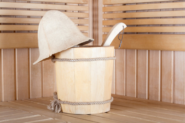 sauna en bois avec seau d'eau
 - Photo, image