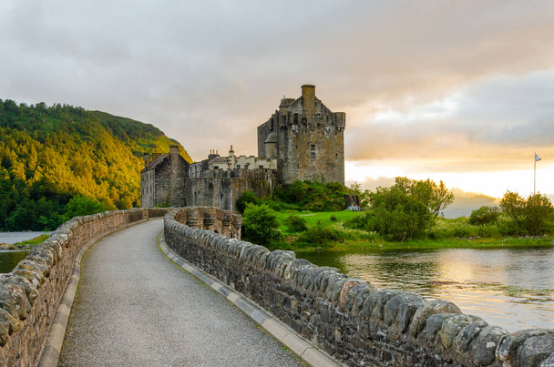 Castillo de Eilean Donan en Escocia al atardecer - Foto, Imagen
