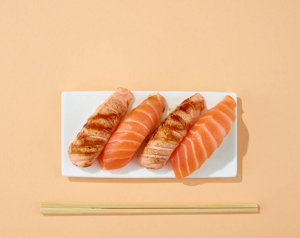 lemez sushi pasztell szín háttér, felső nézet - Fotó, kép