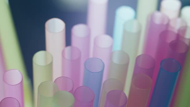 Многоцветные соломинки для напитков, крупным планом, на фоне света - Кадры, видео
