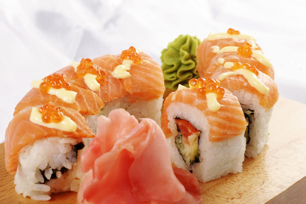 sake de sushi Futomaki
 - Foto, Imagen