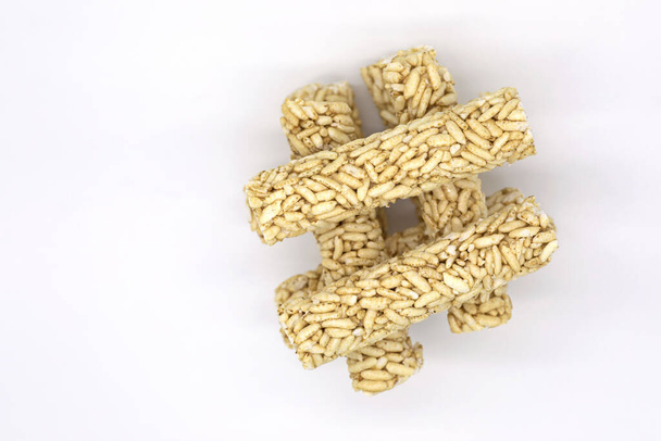 Rodillos de arroz crujientes apilados como una marca de hachís sobre fondo blanco - Foto, Imagen