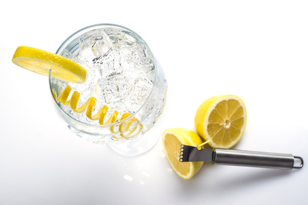Classic gin and tonic with a lemon twist - Photo, Image