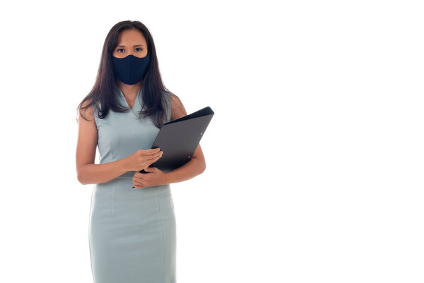 Grip salgını, toz alerjisi, virüs kavramına karşı koruma. Yüz maskesi takan, kameraya bakan, beyaz arka planda izole edilmiş Asyalı genç iş kadınının stüdyo fotoğrafı.. - Fotoğraf, Görsel