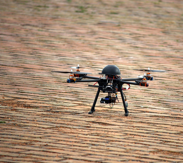 drone volant avec caméra au sol
 - Photo, image
