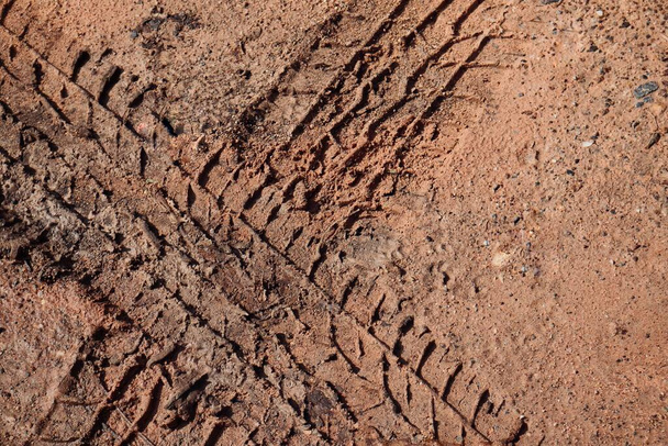 Toprak yol arkaplanı veya desen üzerindeki tekerlek izleri - Fotoğraf, Görsel