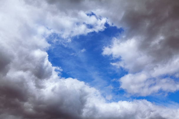 Blauwe lucht omringd door wolken overdag - Foto, afbeelding