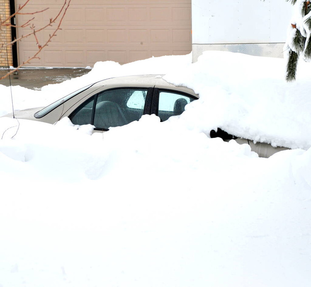 Autó ragadt és borított téli hó kívül. - Fotó, kép