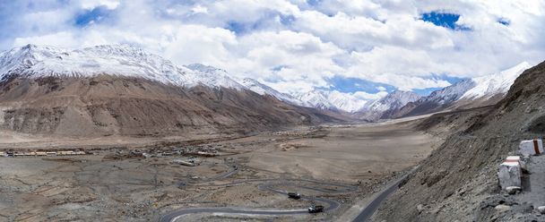 Panorama de montañas y cielo azul con nubes cubiertas, tierra estéril y desierta en Ladakh. - Foto, imagen
