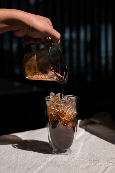 Barista derramando leite em um copo de café gelado - Foto, Imagem