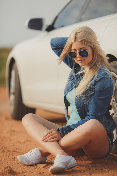 Портрет молодой симпатичной блондинки с роскошной машиной
 - Фото, изображение