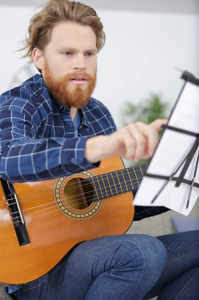 close-up of a guitarist learning to play guitar - Foto, Imagen