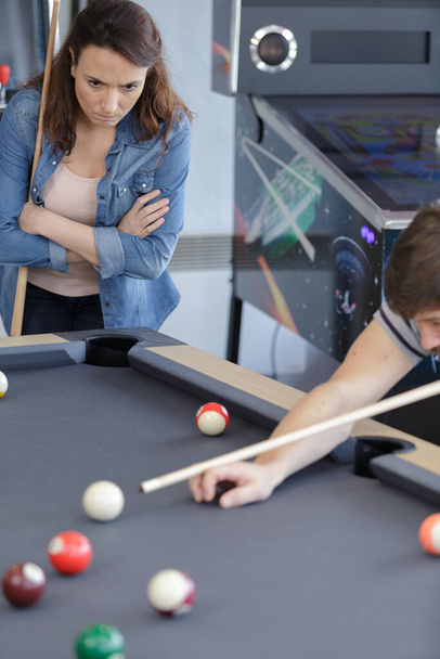 couple playing pool woman looking annoyed - Φωτογραφία, εικόνα