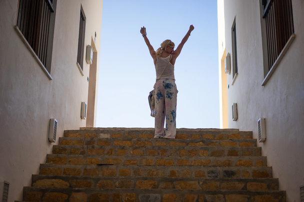 Женщина празднует полет по лестнице
 - Фото, изображение