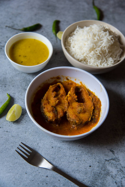 Masala di pesce Rohu o curry, una prelibatezza indiana. Generalmente servito con riso al vapore e legumi gialli. Vista da vicino. - Foto, immagini