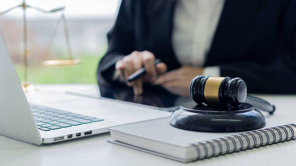 Consultor advogado escritório com juiz martelo e escalas de justiça além de laptop conceito advogado e consultor jurídico - Foto, Imagem