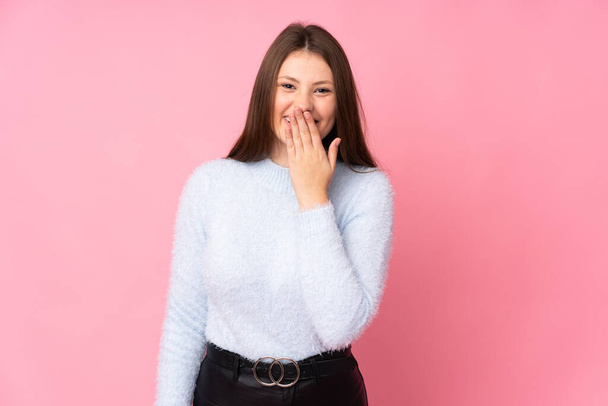 Ragazza caucasica adolescente isolato su sfondo rosa felice e sorridente bocca di copertura con la mano - Foto, immagini