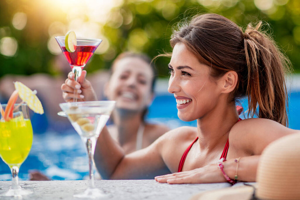 Jeune femme avec cocktail tropical profitant en vacances. - Photo, image