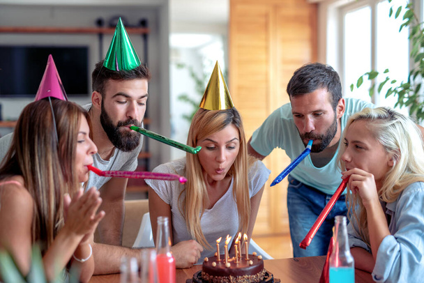 Amigos celebrando cumpleaños Celebración, amigos, fiesta y concepto de cumpleaños. - Foto, imagen