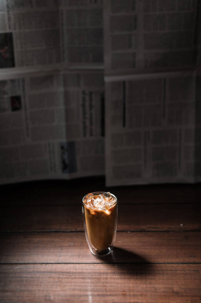 Γκρο πλαν ποτήρι παγωμένο καφέ με γάλα στο τραπέζι - Φωτογραφία, εικόνα