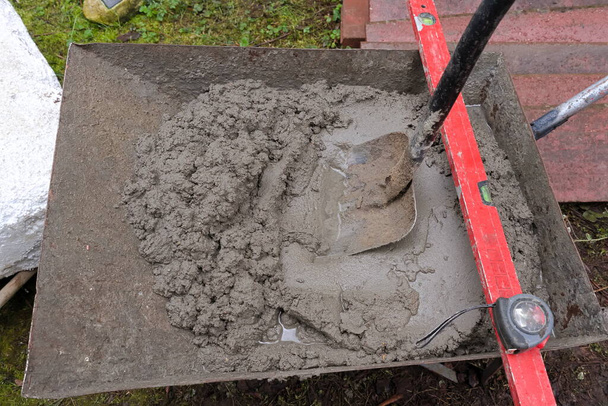 Mieszanie betonu łopatą podczas pracy w ogrodzie  - Zdjęcie, obraz
