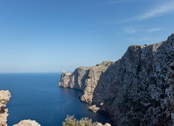 Güneşli bir günde Mallorca 'da kayalıkların olduğu yüksek açılı bir deniz manzarası. - Fotoğraf, Görsel