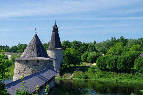 "Vysokaya" and "Ploskaya" towers of Pskov Kremlin. Pskova river's estuary. Pskov, Russia - Foto, Bild