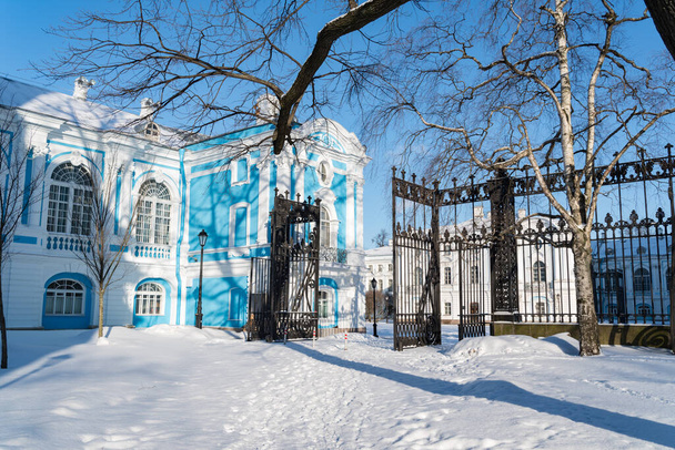 Uitzicht op de kathedraal van Smolny vanaf Smolny park. Zonnige winterdag. Sankt Petersburg, Rusland. - Foto, afbeelding