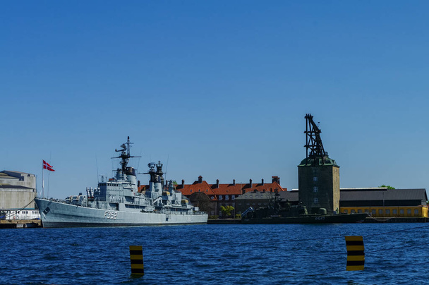 Kopenhag, Danimarka -30 Nisan 2011: Danimarka Kraliyet Donanması 'nın Kopenhag' daki Holmen adasına yanaşan tarihi savaş gemisi HDMS Peder Skram (firkateyn). Gemi, Danimarka Kraliyet Müzesi 'nin bir parçası.. - Fotoğraf, Görsel
