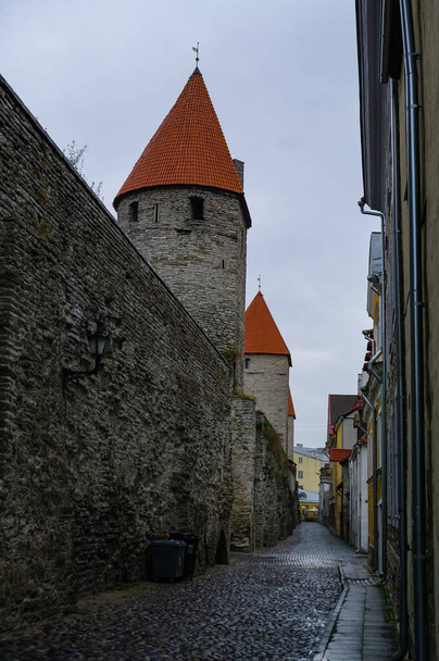 Tallinn surları Tallinn şehrinin etrafına inşa edilmiş ortaçağ savunma duvarlarıdır. Tabak yırtılmış. Estonya - Fotoğraf, Görsel