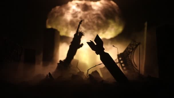 Ydinsodan käsite. Ydinpommin räjähdys. Apokalyptinen näkymä keskustaan pommitusten jälkeen. Yökohtaus. Sodan tuhoama kaupunki. - Materiaali, video