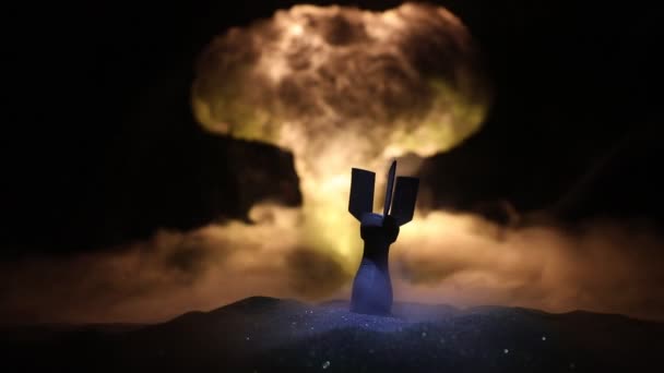 Πυρηνικός πόλεμος. Έκρηξη πυρηνικής βόμβας. Δημιουργική διακόσμηση σε σκούρο χρώμα. Επιλεκτική εστίαση - Πλάνα, βίντεο