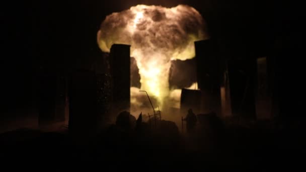 Nucleaire oorlog concept. Explosie van kernbom. Apocalyptisch uitzicht op de stad na de bombardementen. Nachtscène. Stad verwoest door oorlog. - Video