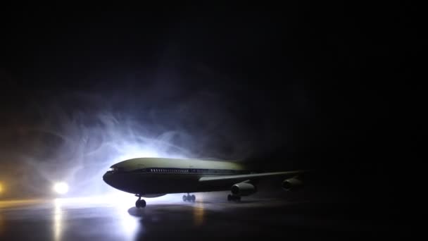 Karanlık arka planda minyatür uçakların mistik ışıkla çekilmiş görüntüleri - Video, Çekim