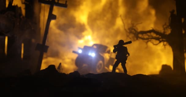Háborús koncepció. Katonai sziluettek harci jelenet háborús ködben ég háttér, világháborús katonák sziluett alatt felhős égbolt Éjszaka - Felvétel, videó