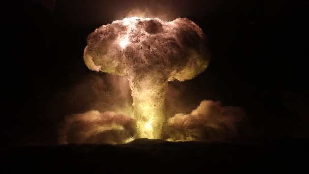 Nucleaire oorlog concept. Explosie van kernbom. Creatief kunstwerk decoratie in het donker. - Video
