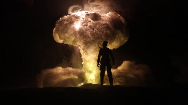 Atomkriegskonzept. Explosion einer Atombombe. Kreative Dekoration in Dunkelheit. - Filmmaterial, Video