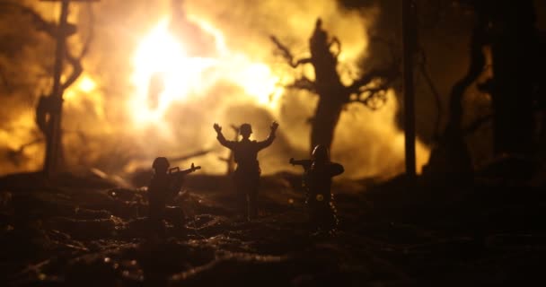 Έννοια πολέμου. Στρατιωτικές σιλουέτες καταπολέμηση σκηνή στο φόντο ομίχλη του πολέμου ουρανό, Στρατιώτες του Παγκοσμίου Πολέμου Σιλουέτα κάτω από συννεφιά Skyline τη νύχτα - Πλάνα, βίντεο