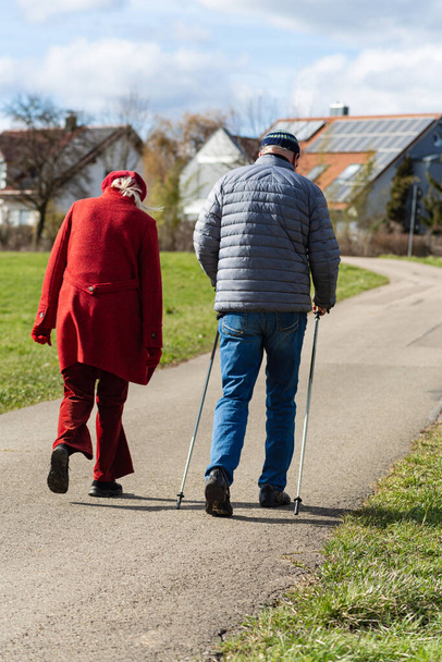 南ドイツの田舎を春に歩く老夫婦は - 写真・画像