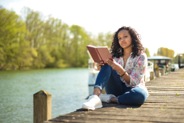 metis mujer leyendo en al aire libre - Foto, Imagen