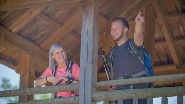 Casal em uma torre de observação de madeira observando a natureza. Janela verde, Eslovénia - Filmagem, Vídeo