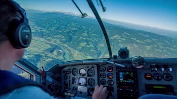 Piloto en avioneta vuela volando a la izquierda sobre la región de Carintia, Eslovenia - Imágenes, Vídeo