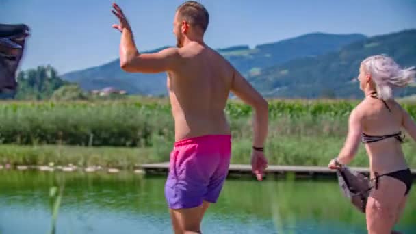 Aantrekkelijk getrouwd paar Verwijder kleren voor het gaan voor een zwempartij - Video