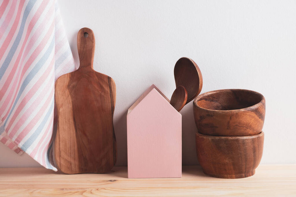 Utensilios de cocina de madera y utensilios de cocina en la mesa. Culinario, fondo de cocina. Copiar espacio - Foto, imagen