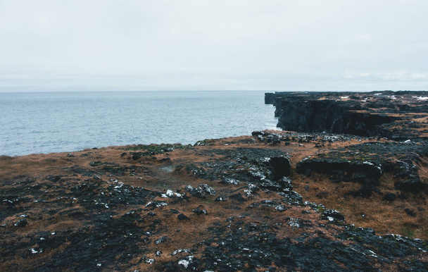 Скалы висят над Атлантикой - Фото, изображение
