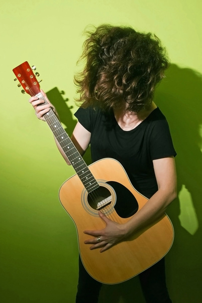 κιθάρα γυναίκα tousling μέσα μαλλιά - Φωτογραφία, εικόνα