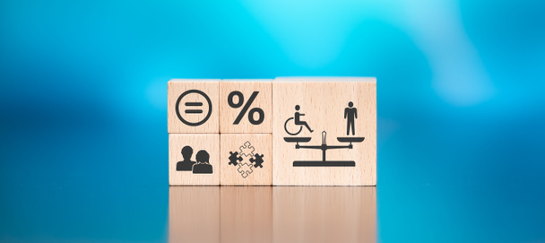 Bloques de madera con símbolo del concepto de igualdad social sobre fondo azul - Foto, Imagen