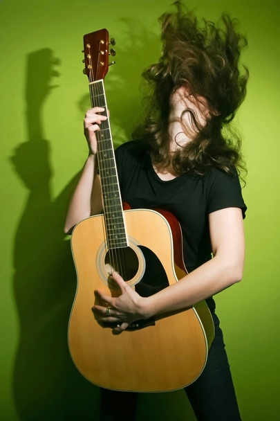 Woman bedrijf guitar - Foto, afbeelding