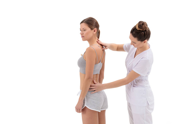 У женщины мануальная коррекция спины. Остеопатия, Альтернативная медицина, концепция обезболивания на белом фоне - Фото, изображение