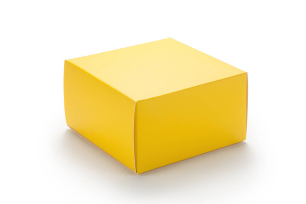 Keltainen paperi laatikko eristetty valkoisella pohjalla - Valokuva, kuva